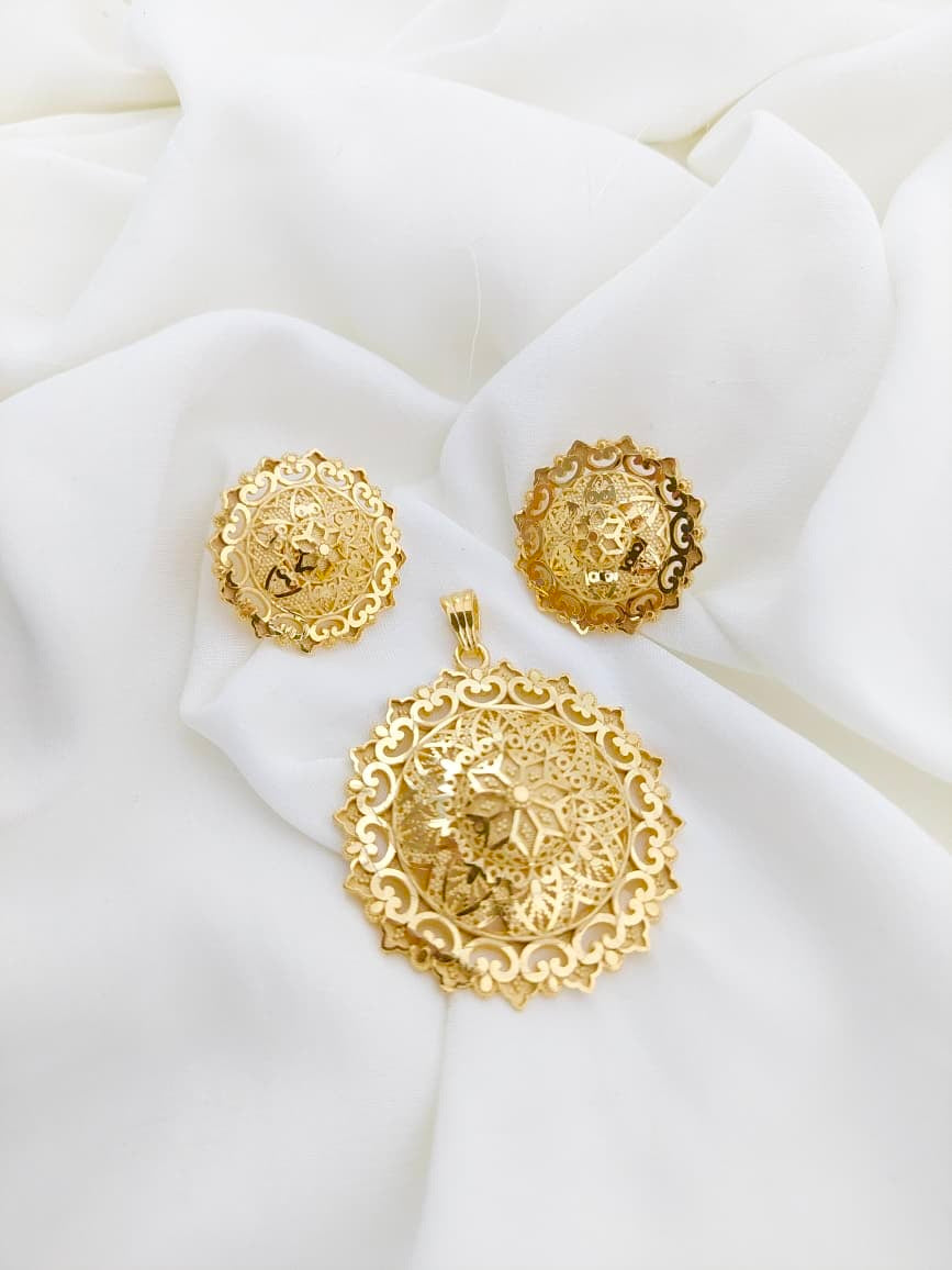 Gold Forming Pendant Set
