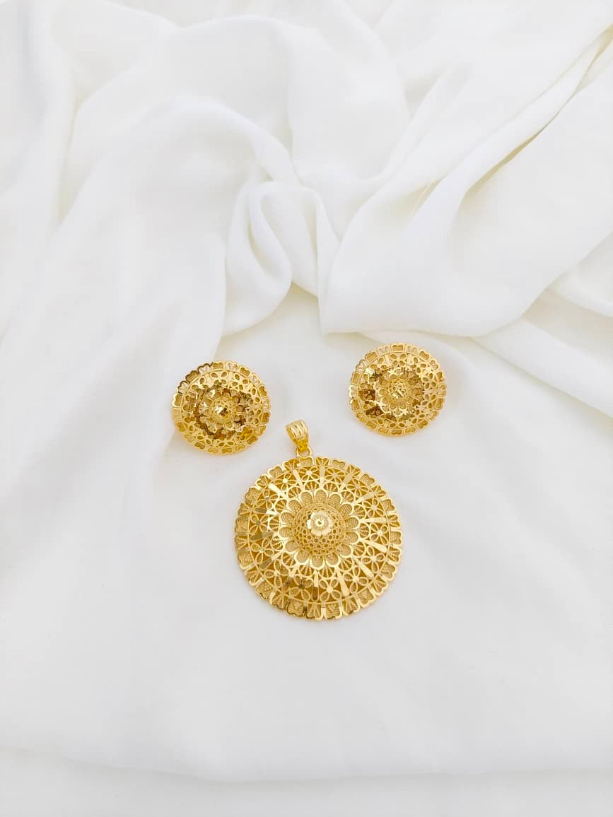Gold Forming Pendant Set