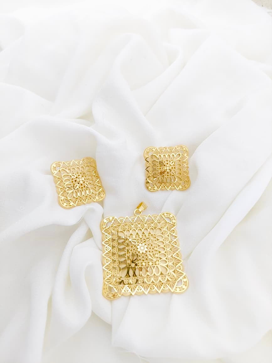 Gold Forming Pendant Set