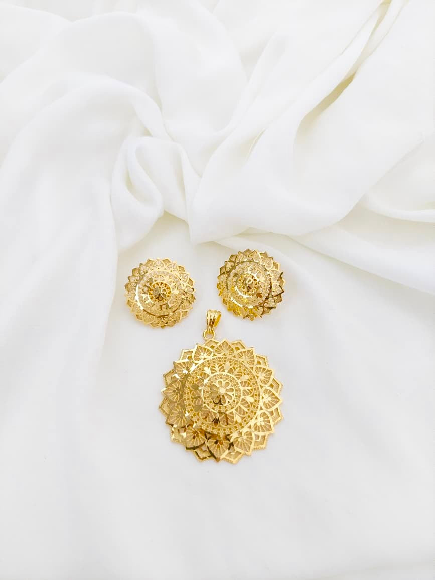 Gold Forming Pendant Set