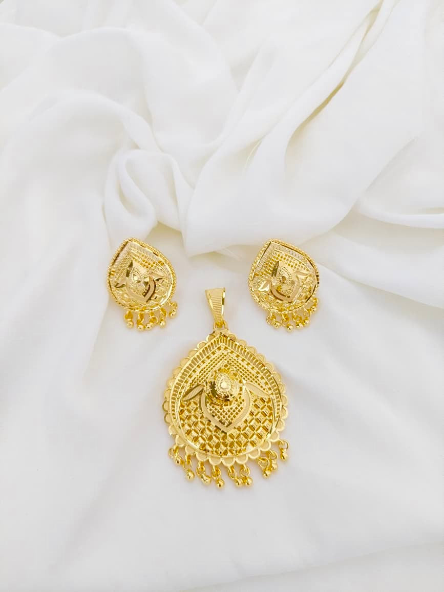 Gold Forming Pendant Set