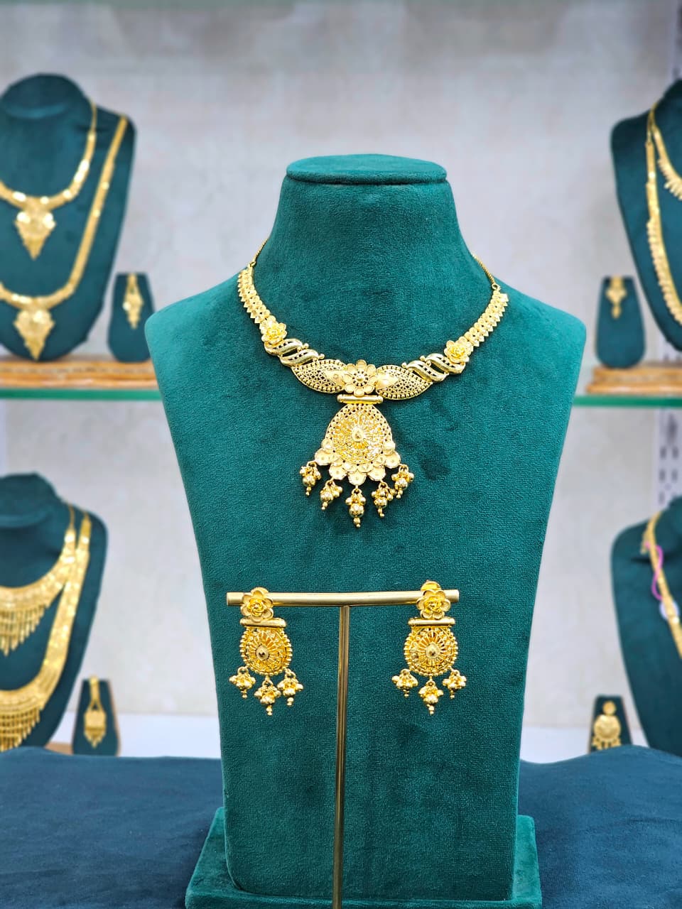 Gold Forming Short Necklace