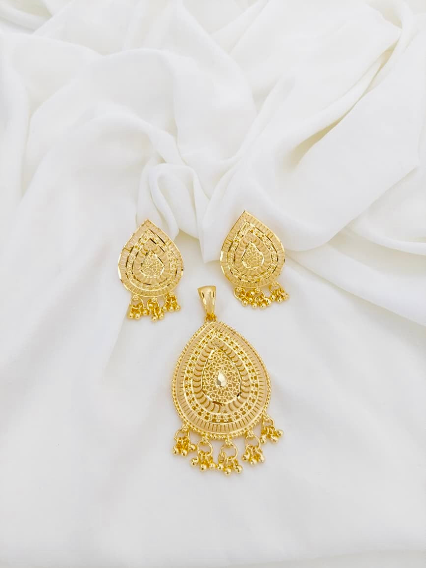 Gold Forming Pendant Set