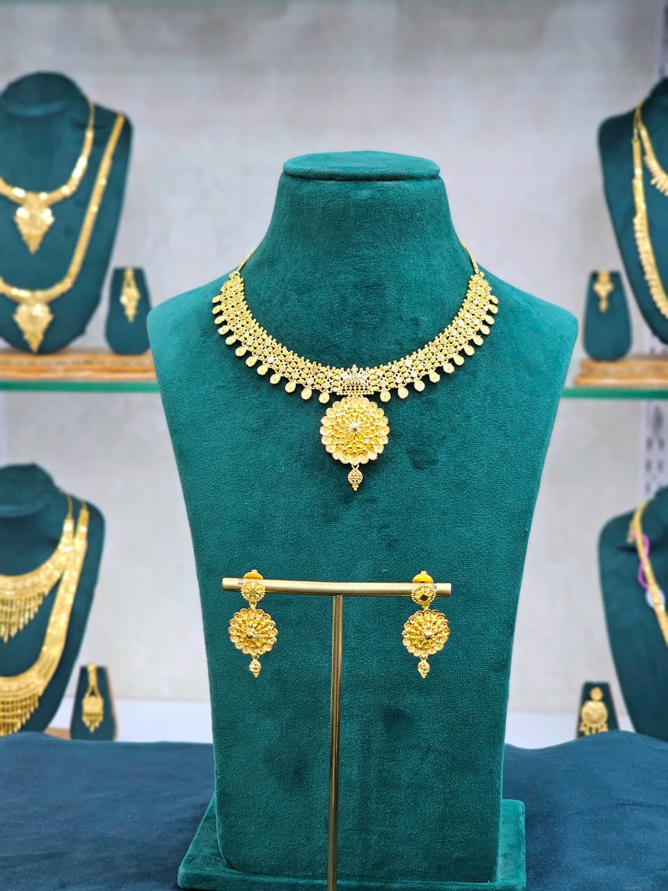 Gold Forming Short Necklace