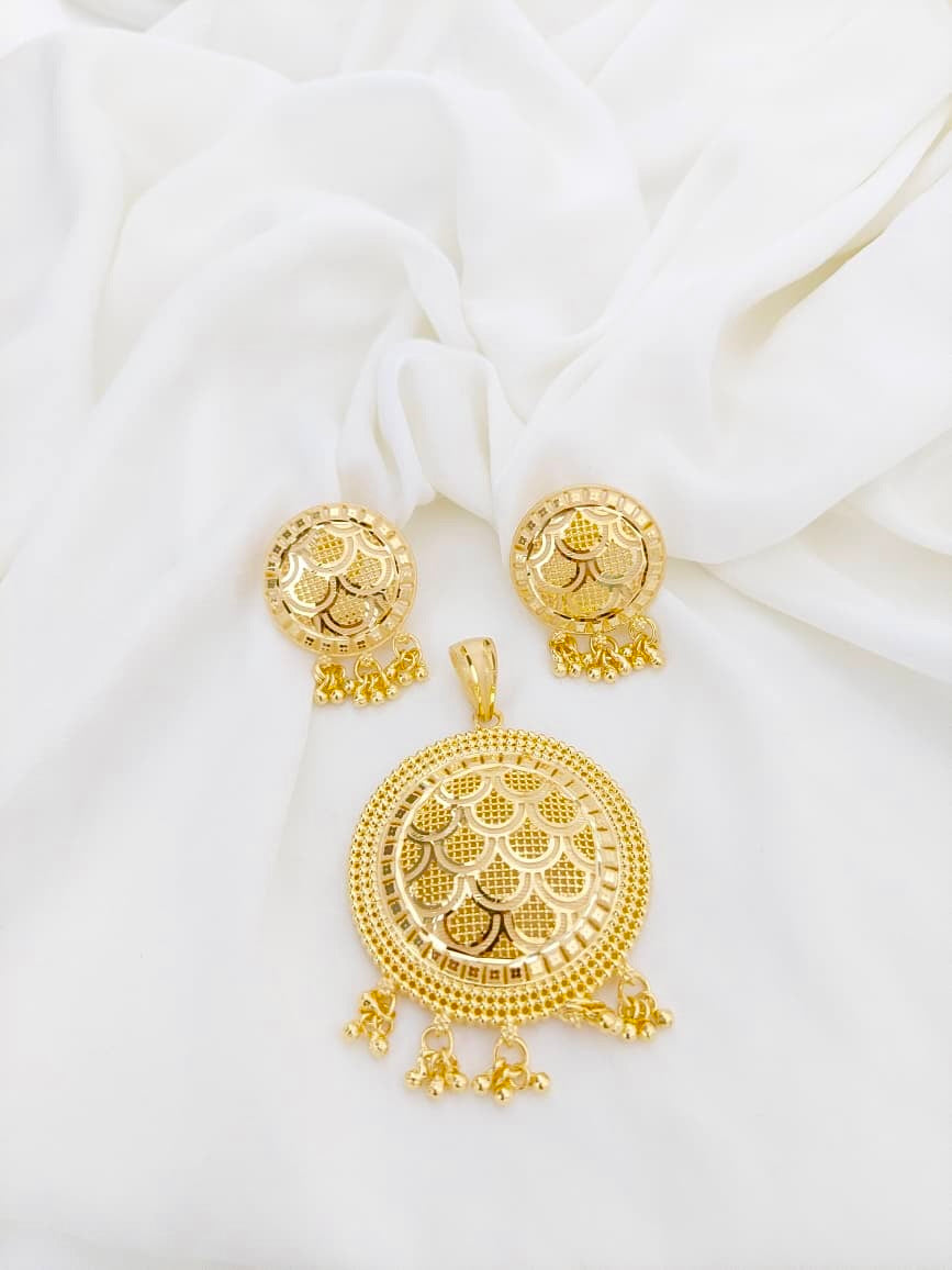 Gold Forming Pendant Set