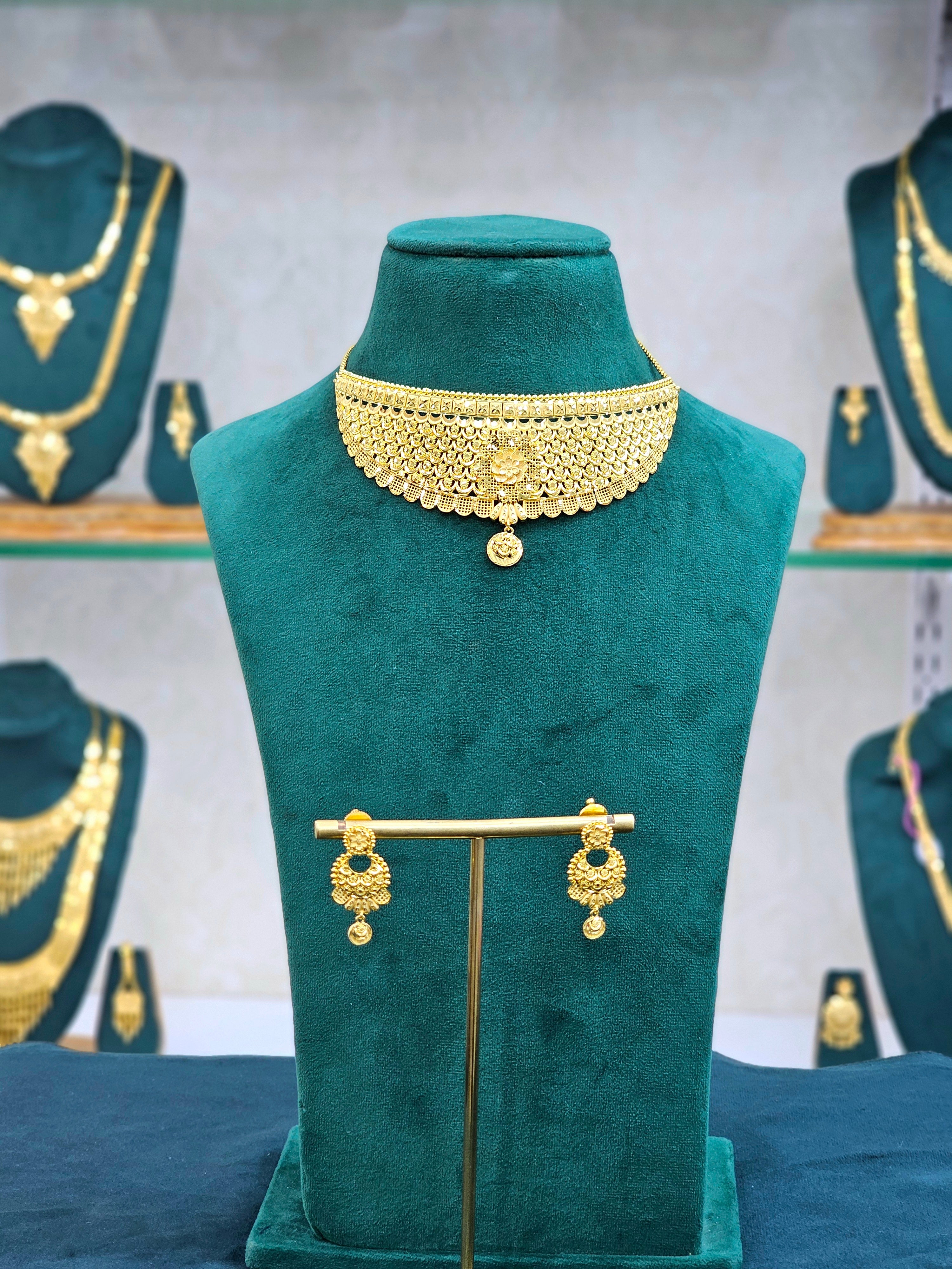 Gold Forming Choker Necklace