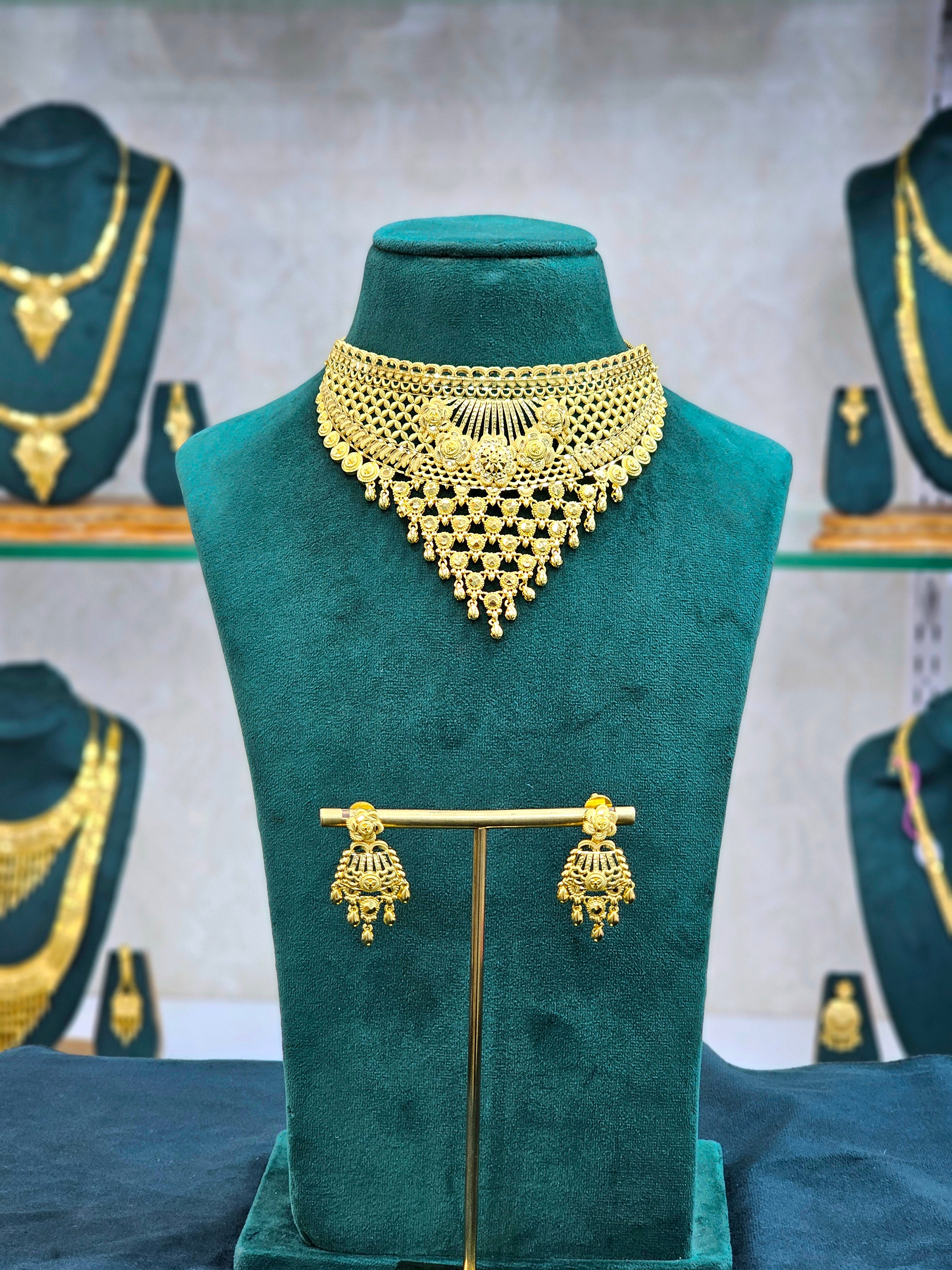 Gold Forming Choker Necklace