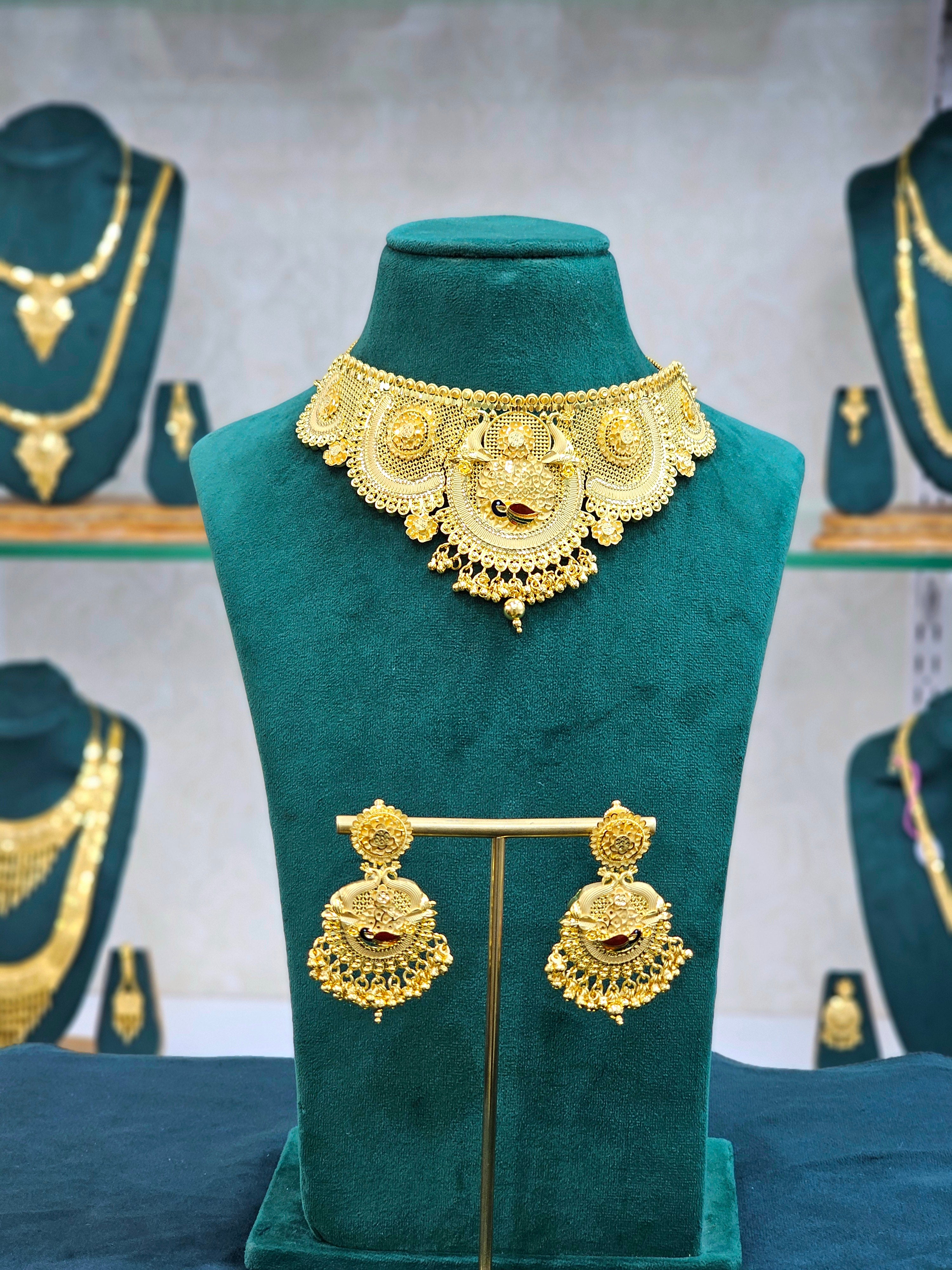 Gold Forming Choker Necklace