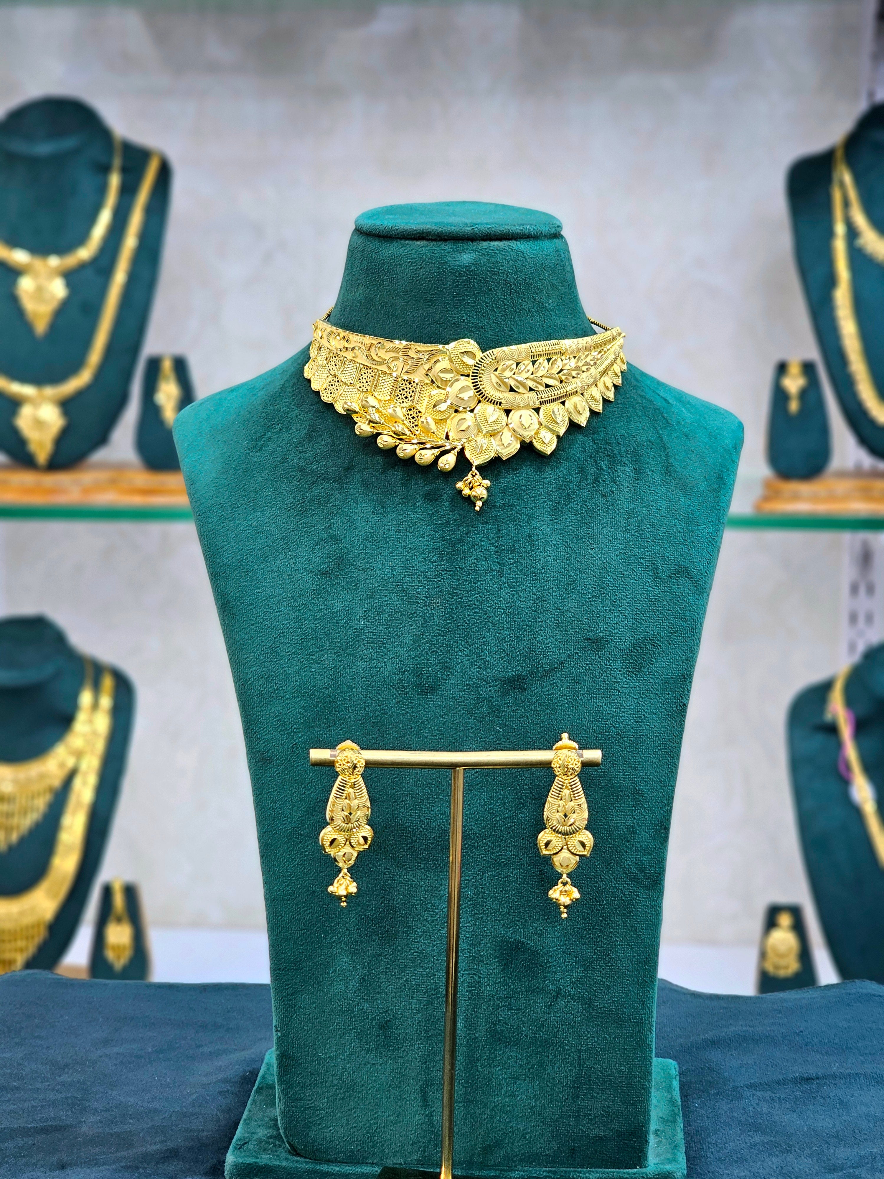 Gold Forming Choker Necklace