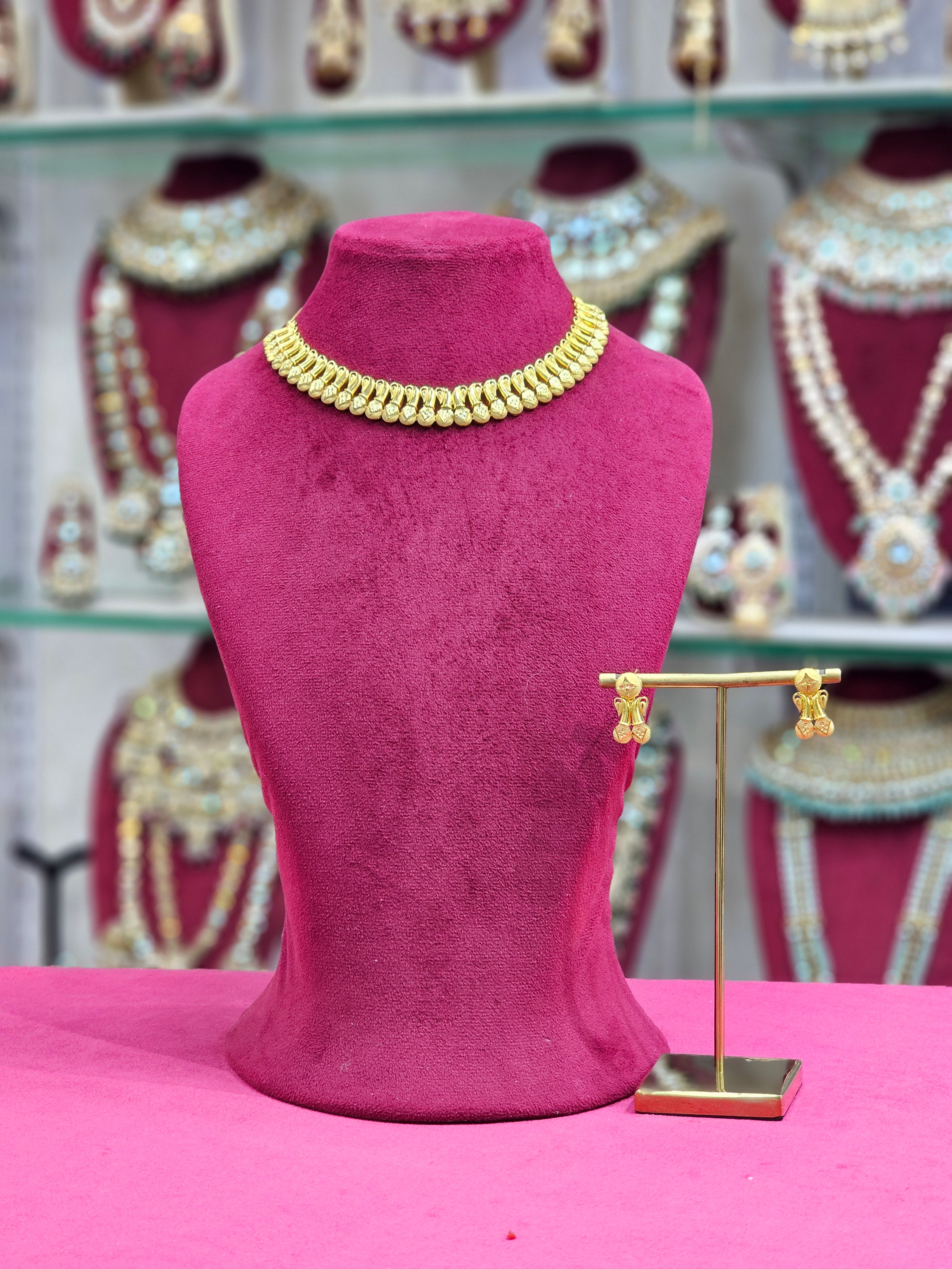 Gold Forming Short Necklace