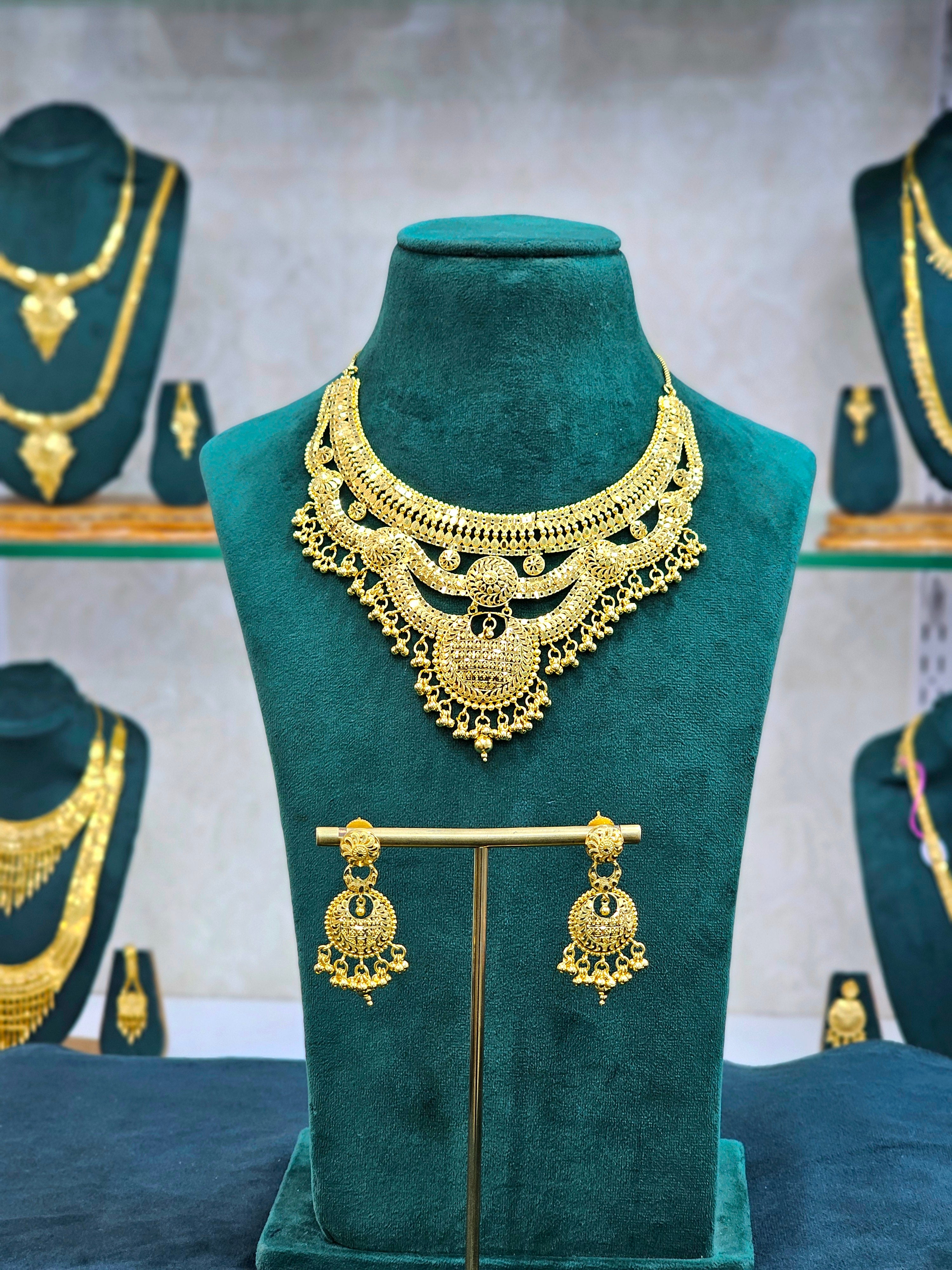 Gold forming short necklace