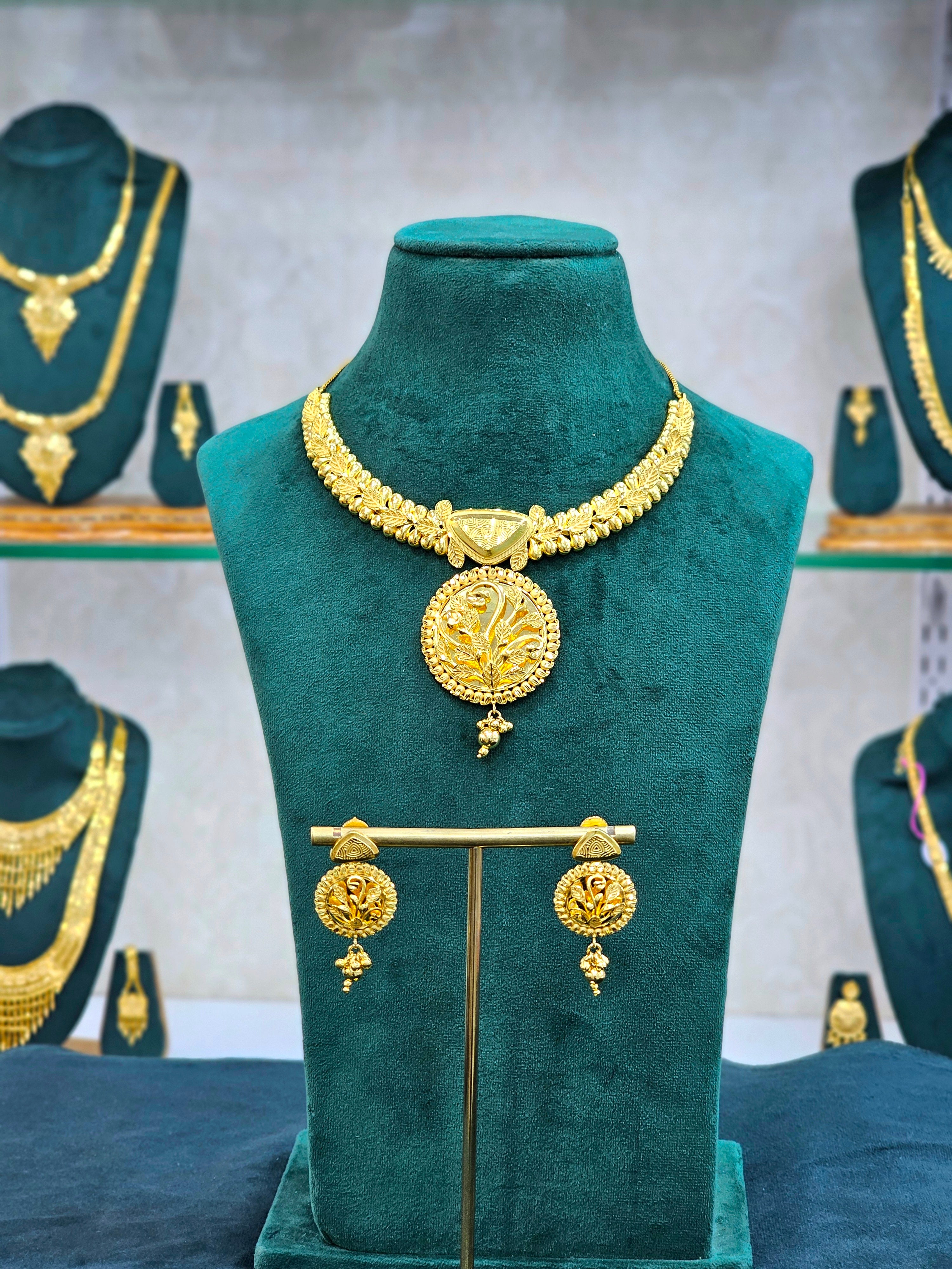 Gold forming short necklace