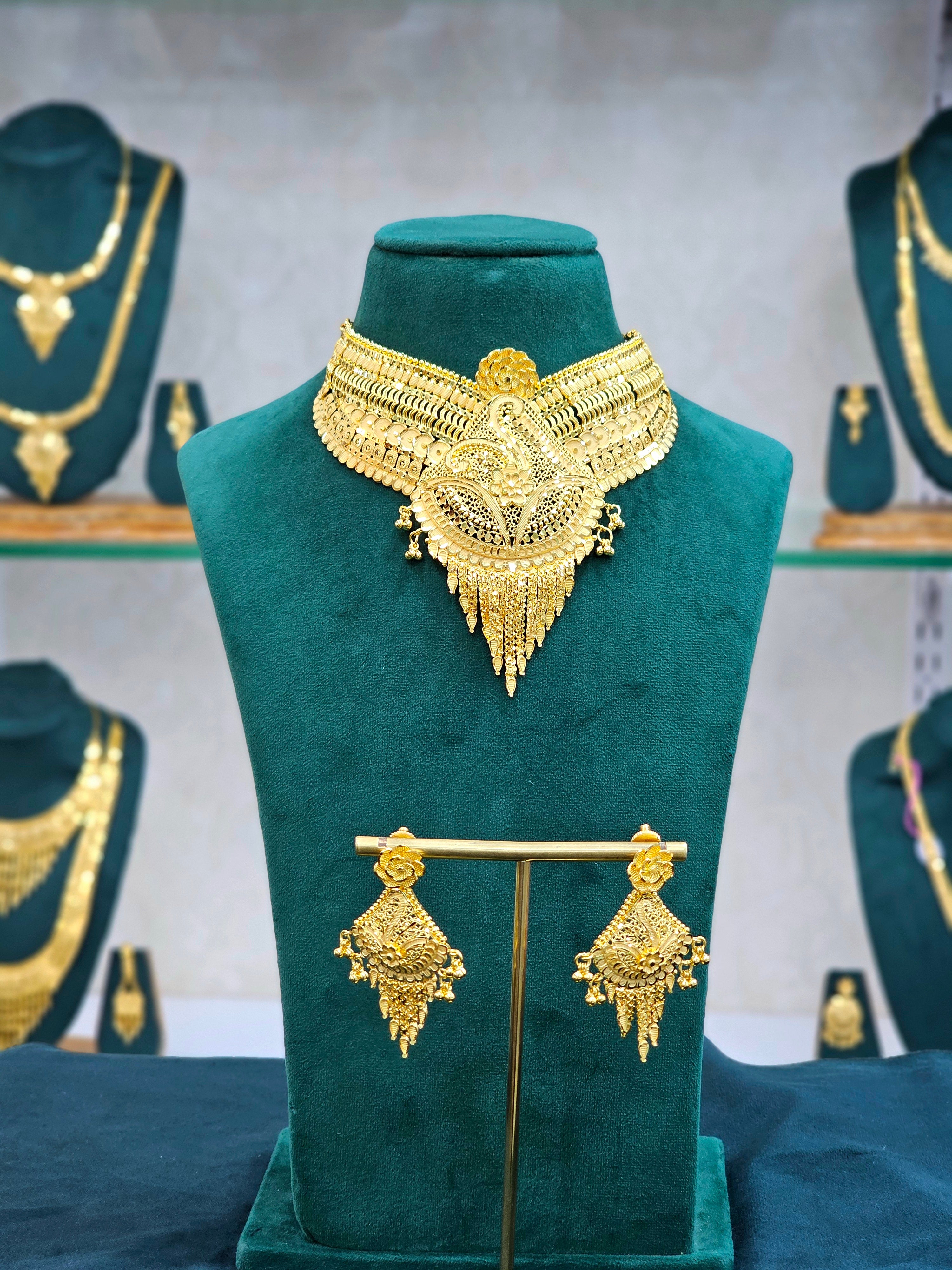 Gold Forming Choker Necklace