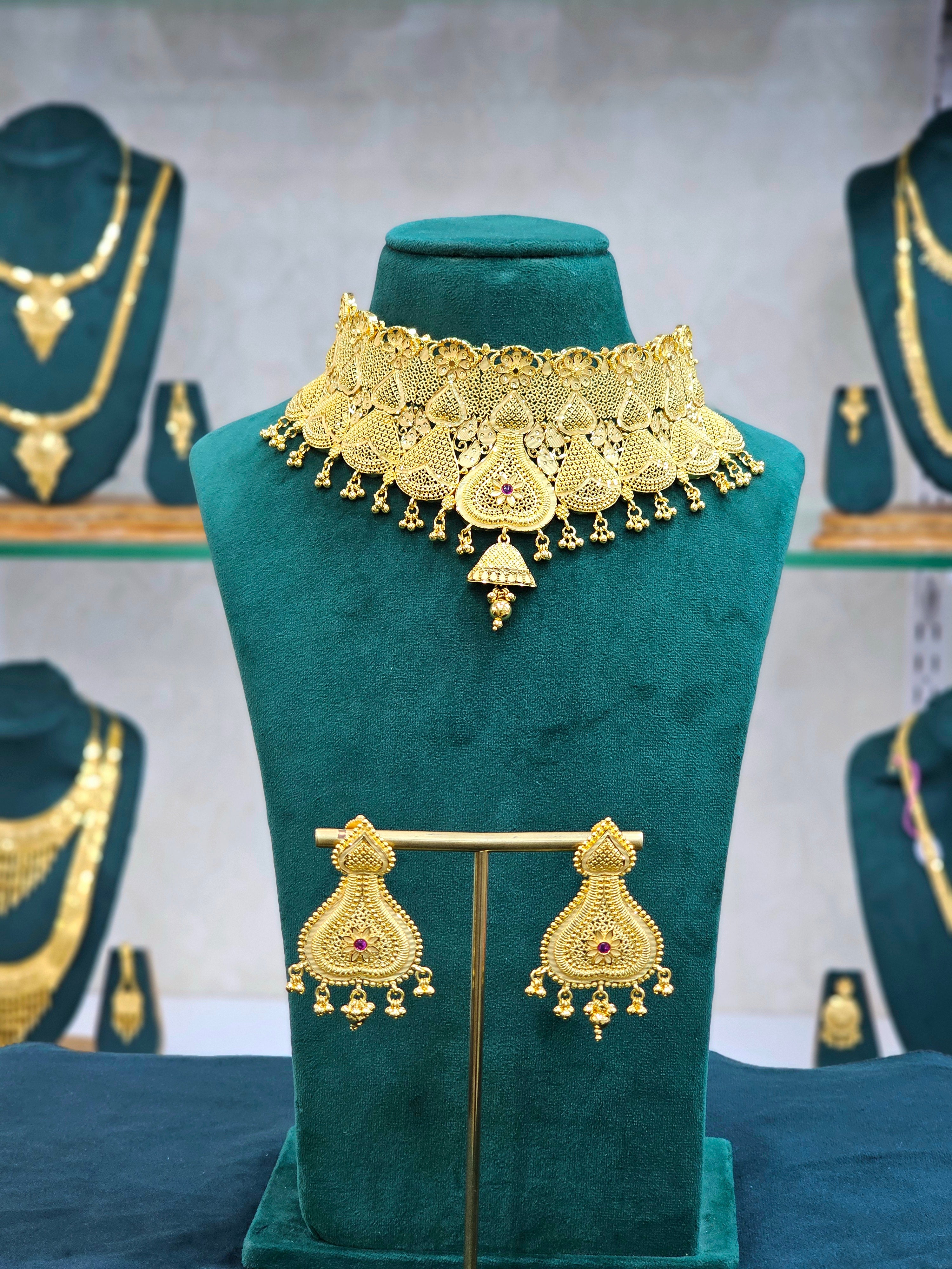 Gold Forming Choker Necklace