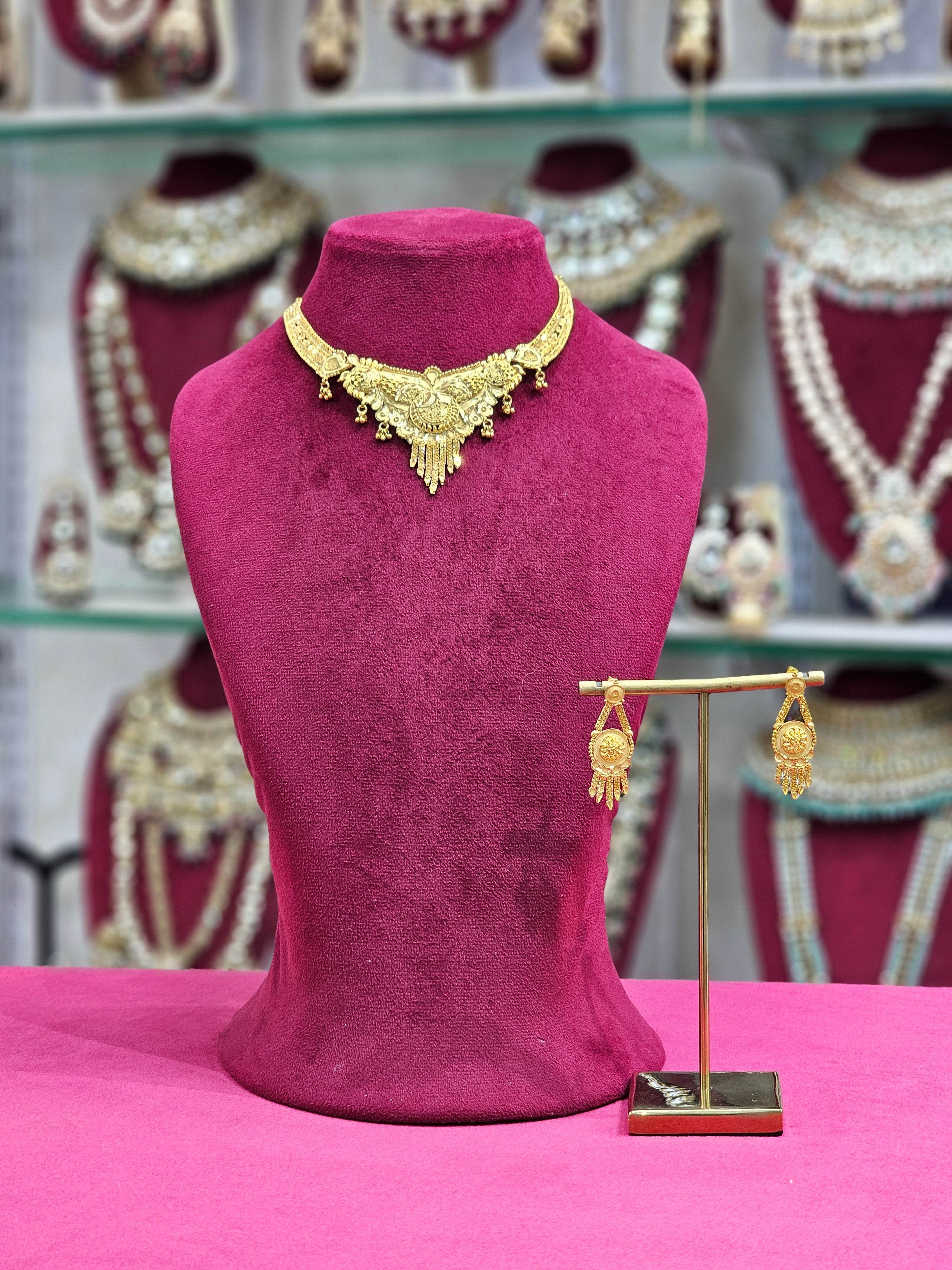 Gold Forming Short Necklace