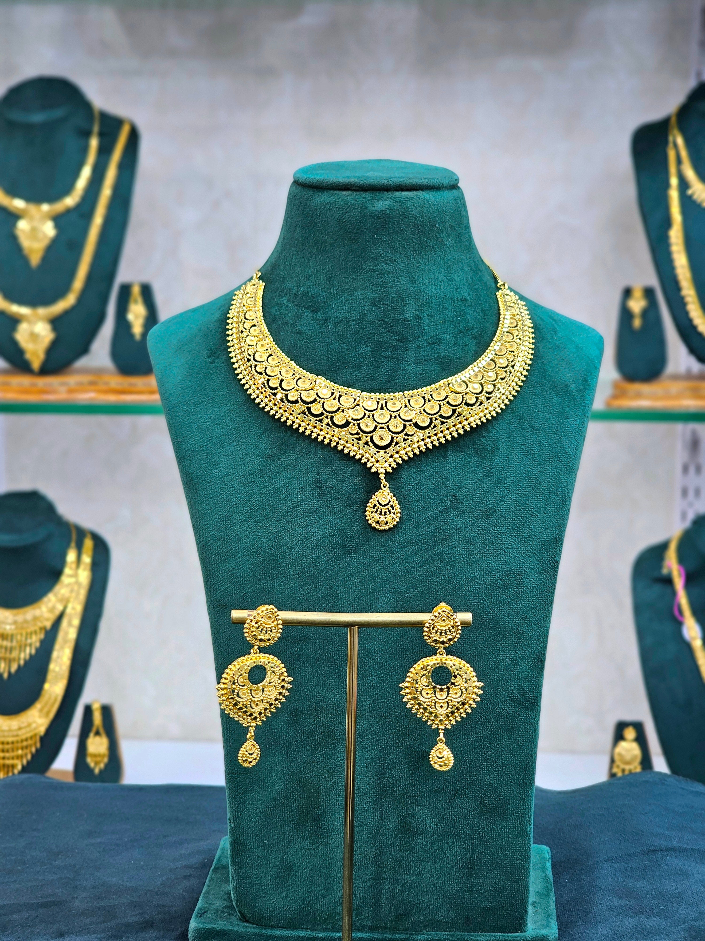 Gold Forming Short Necklace