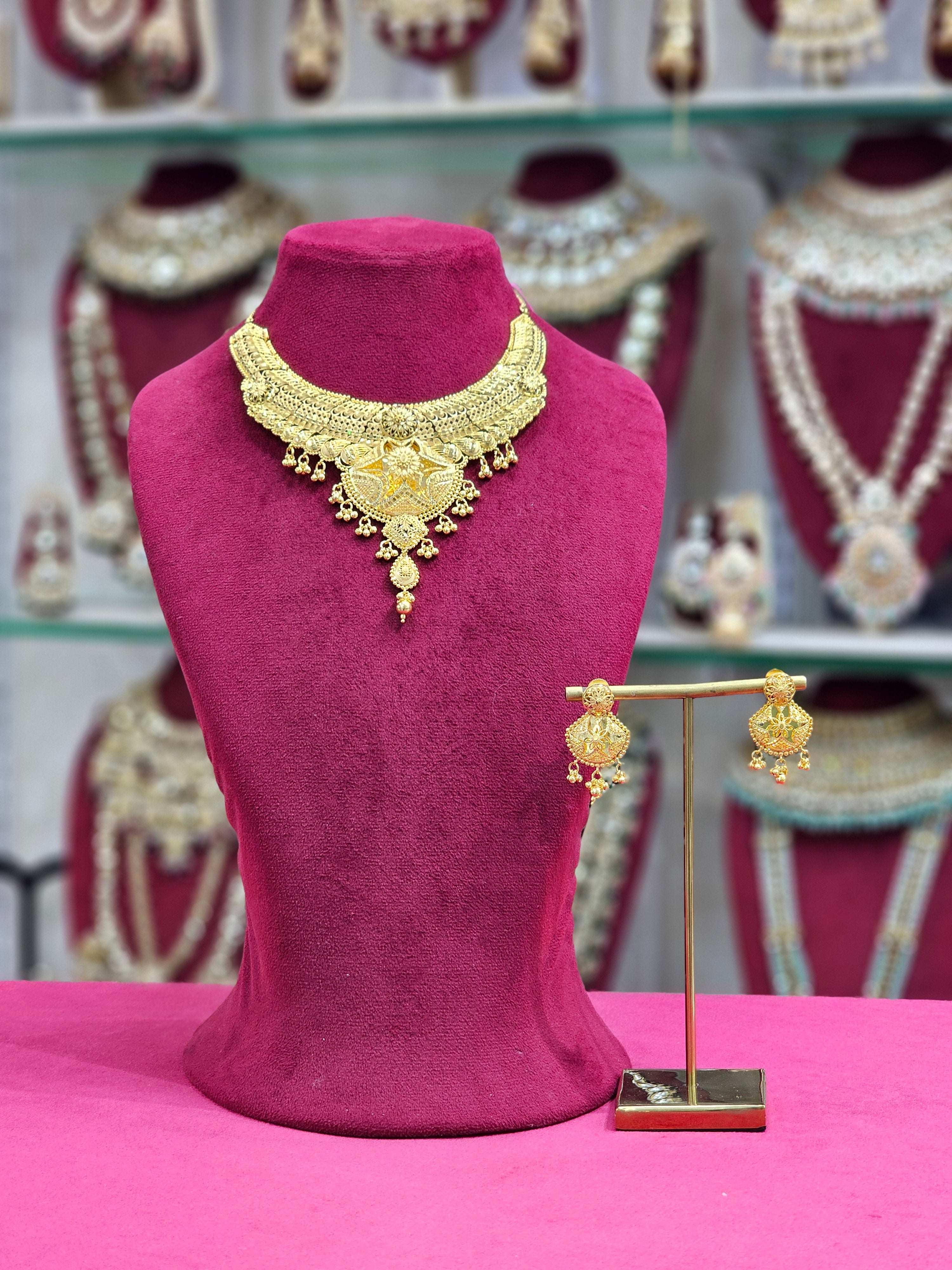 Gold Forming Short Necklace
