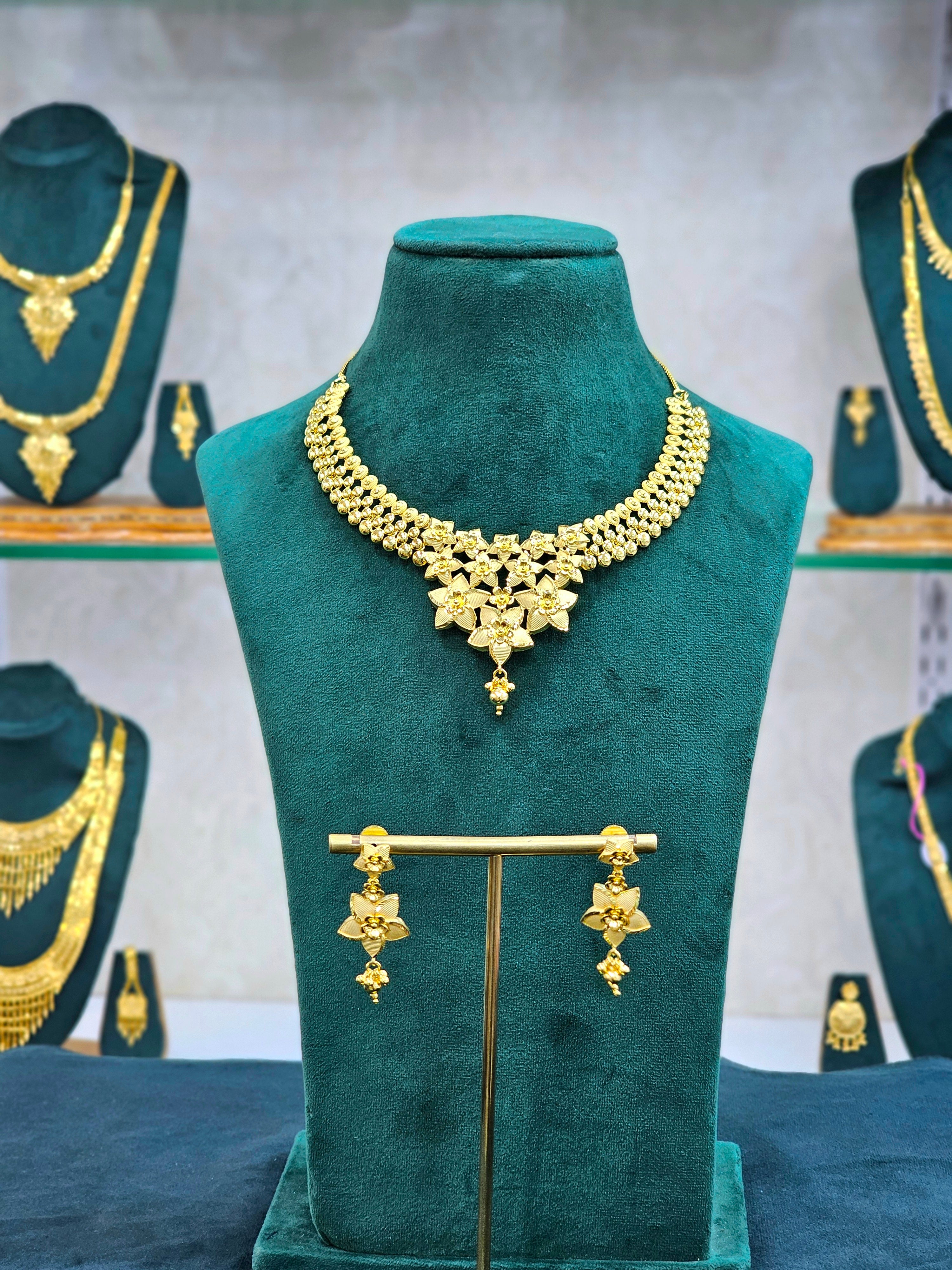 Gold Forming Short Necklace