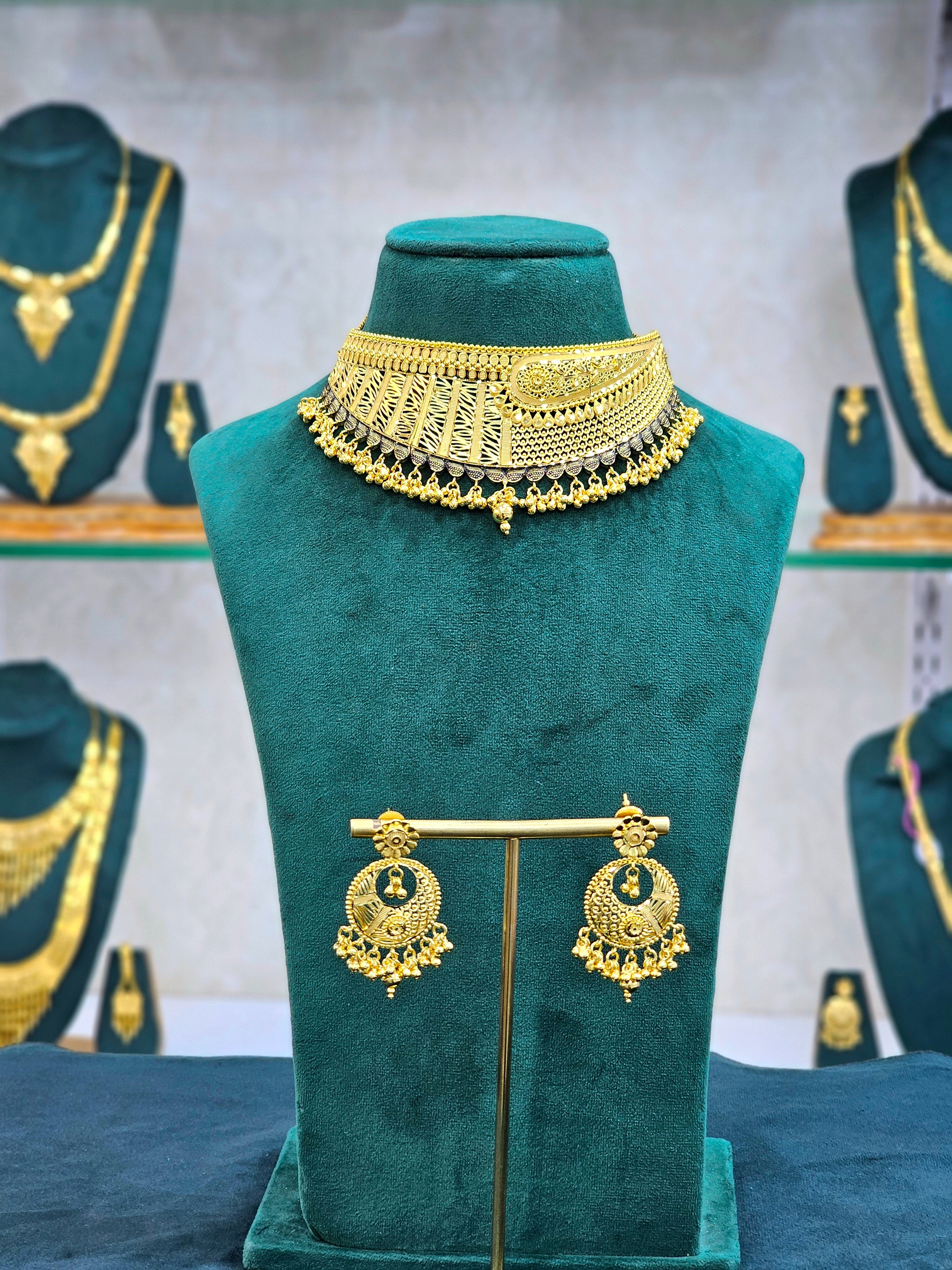 Gold forming Choker Necklace