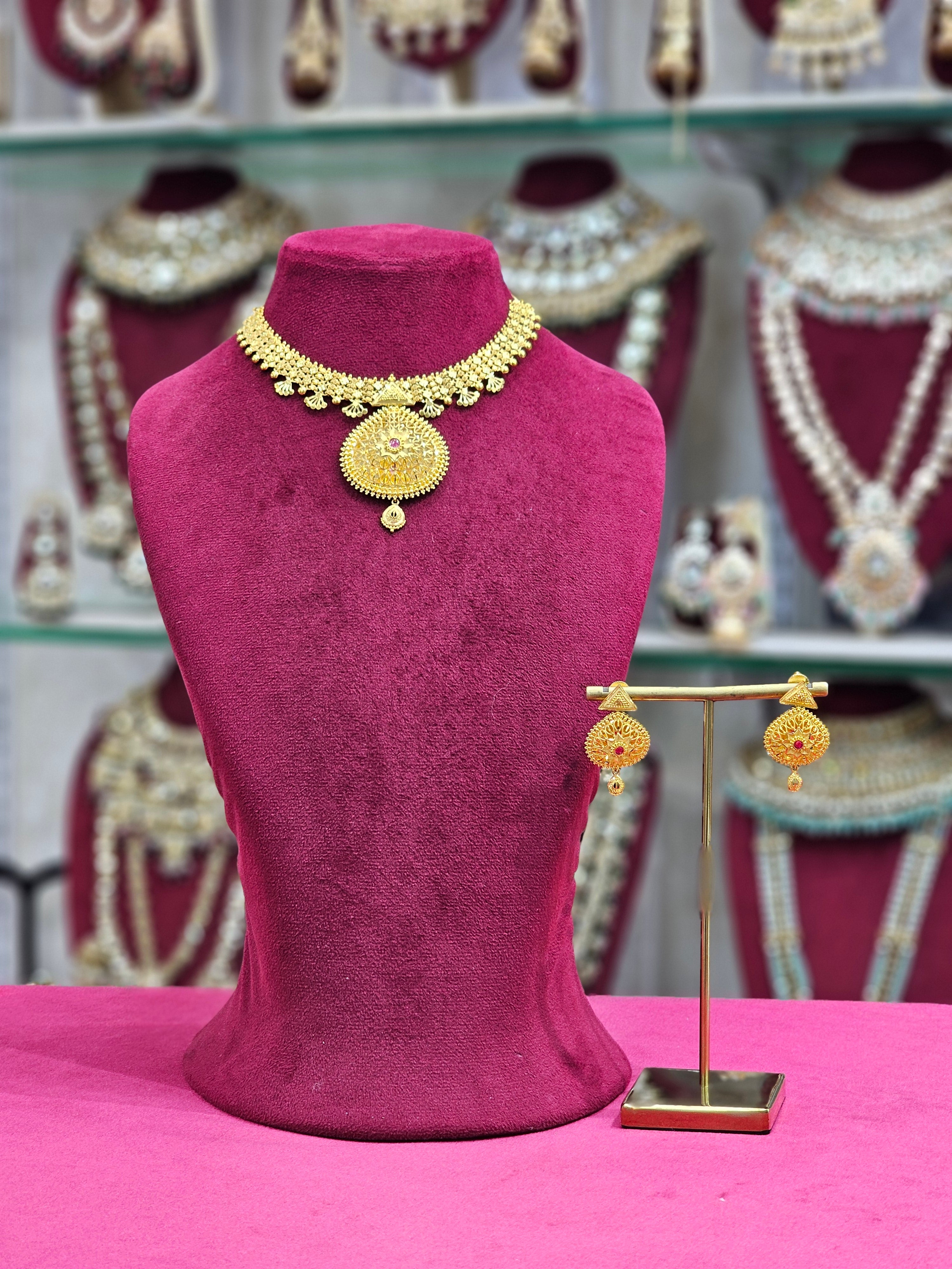 Gold Forming Short Necklace