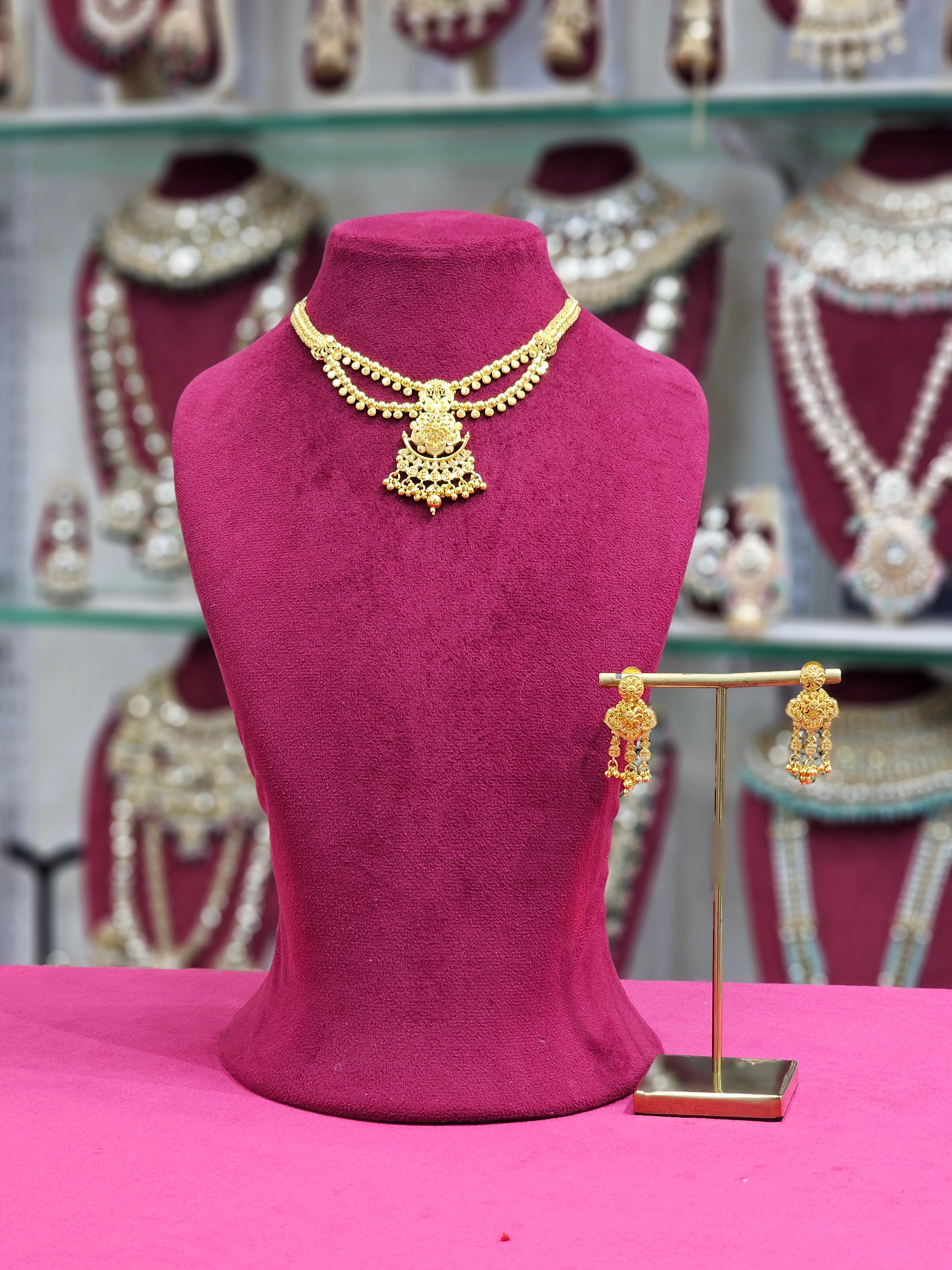 Gold Forming Short Necklace