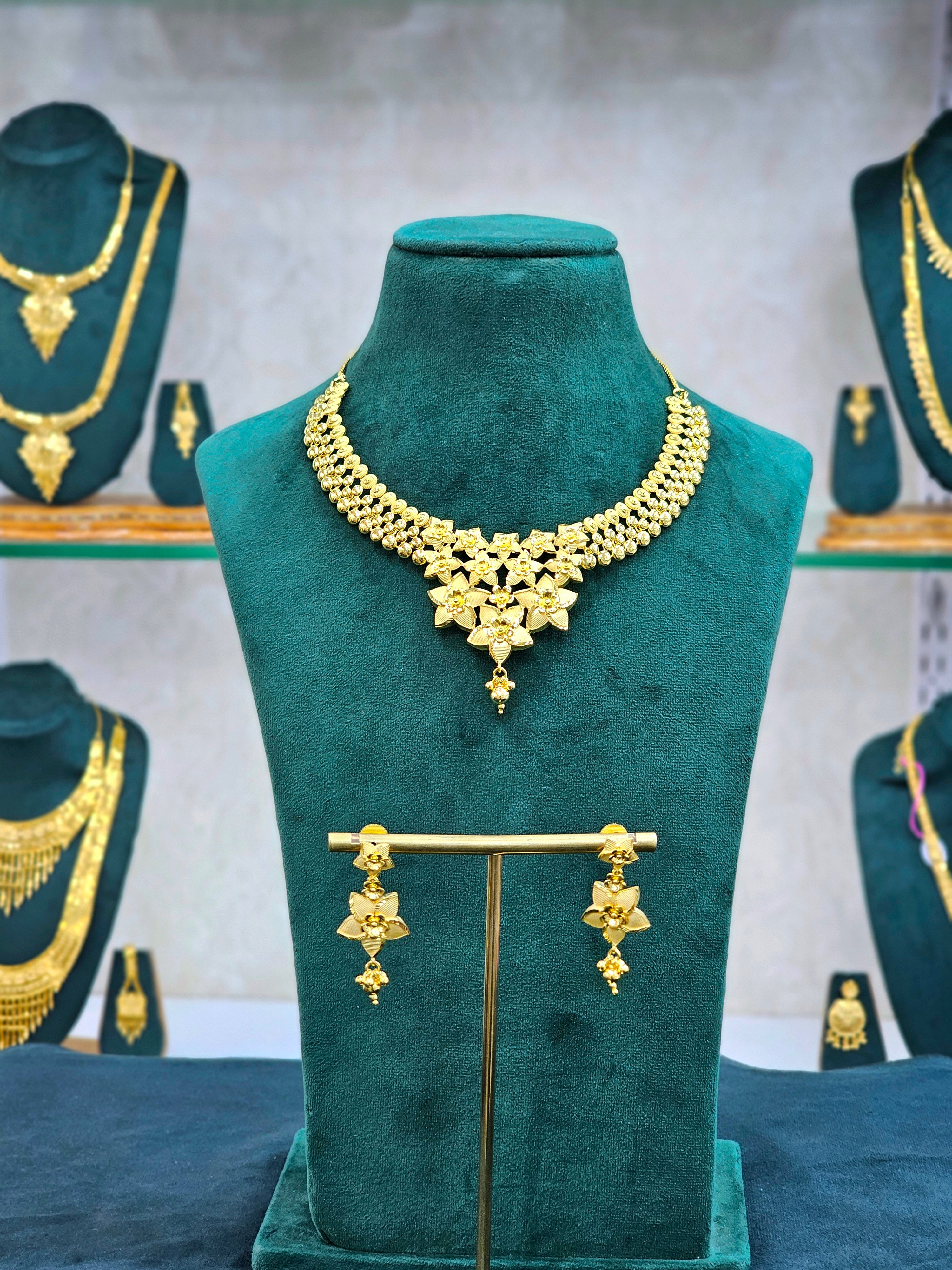 Gold forming short necklace