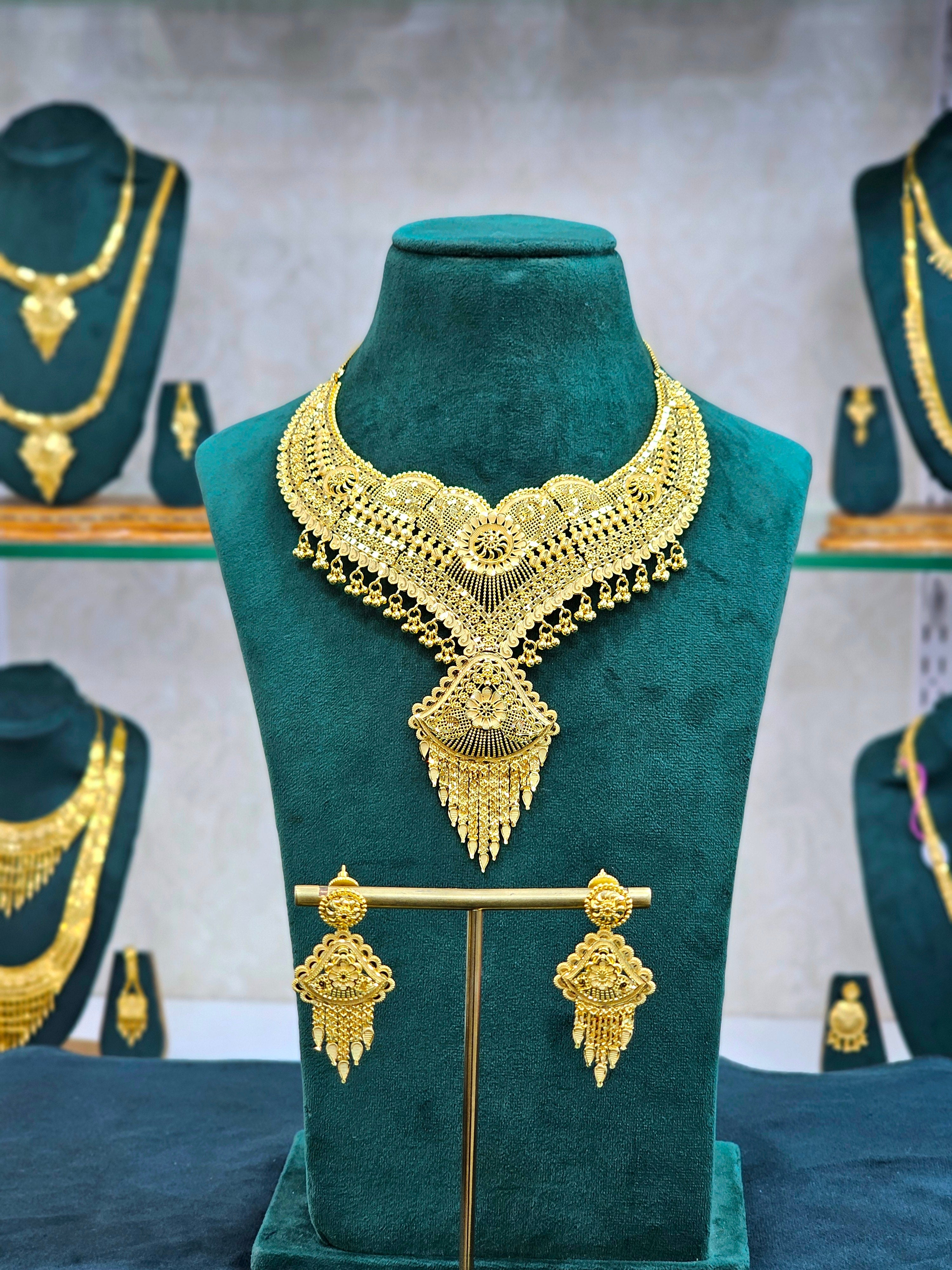 Gold forming short necklace