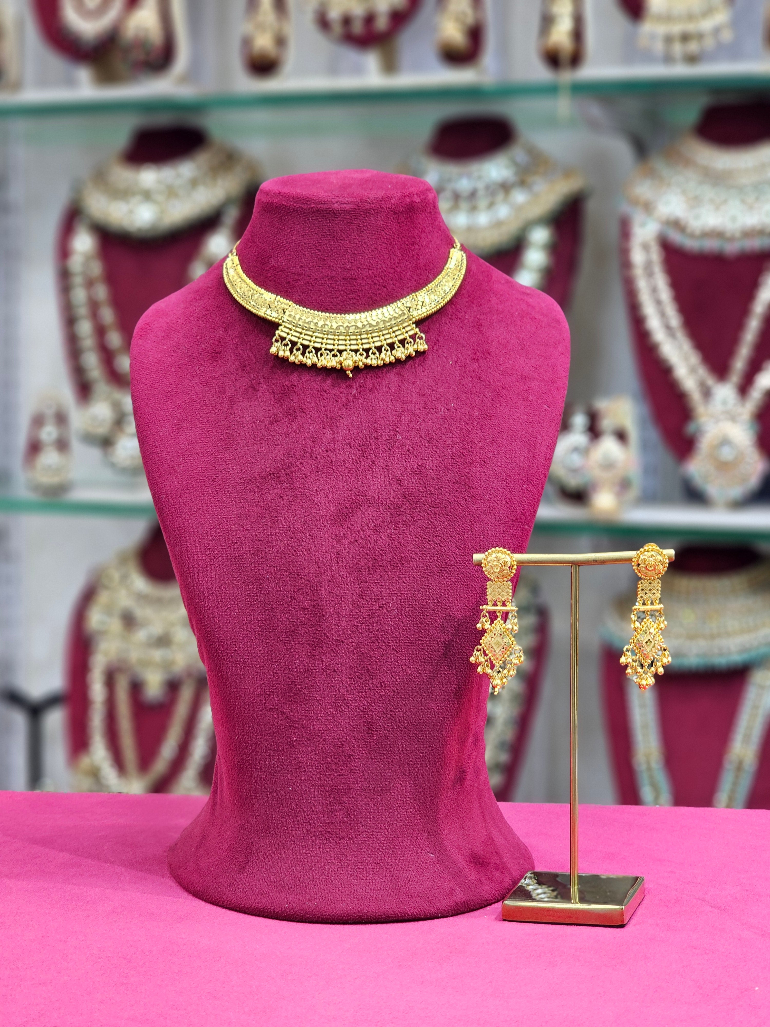 Gold Forming Short Necklace