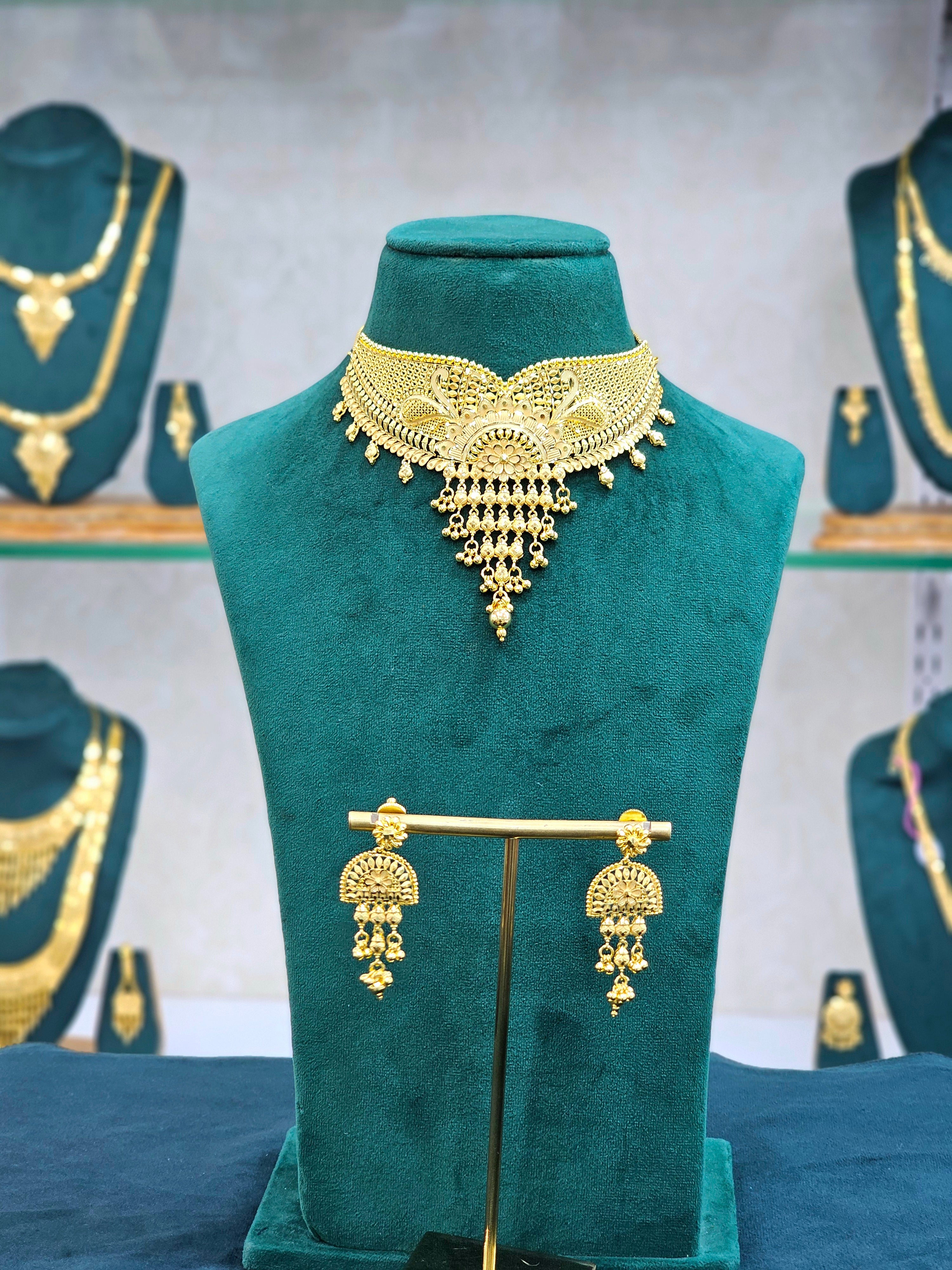 Gold Forming Choker Necklace