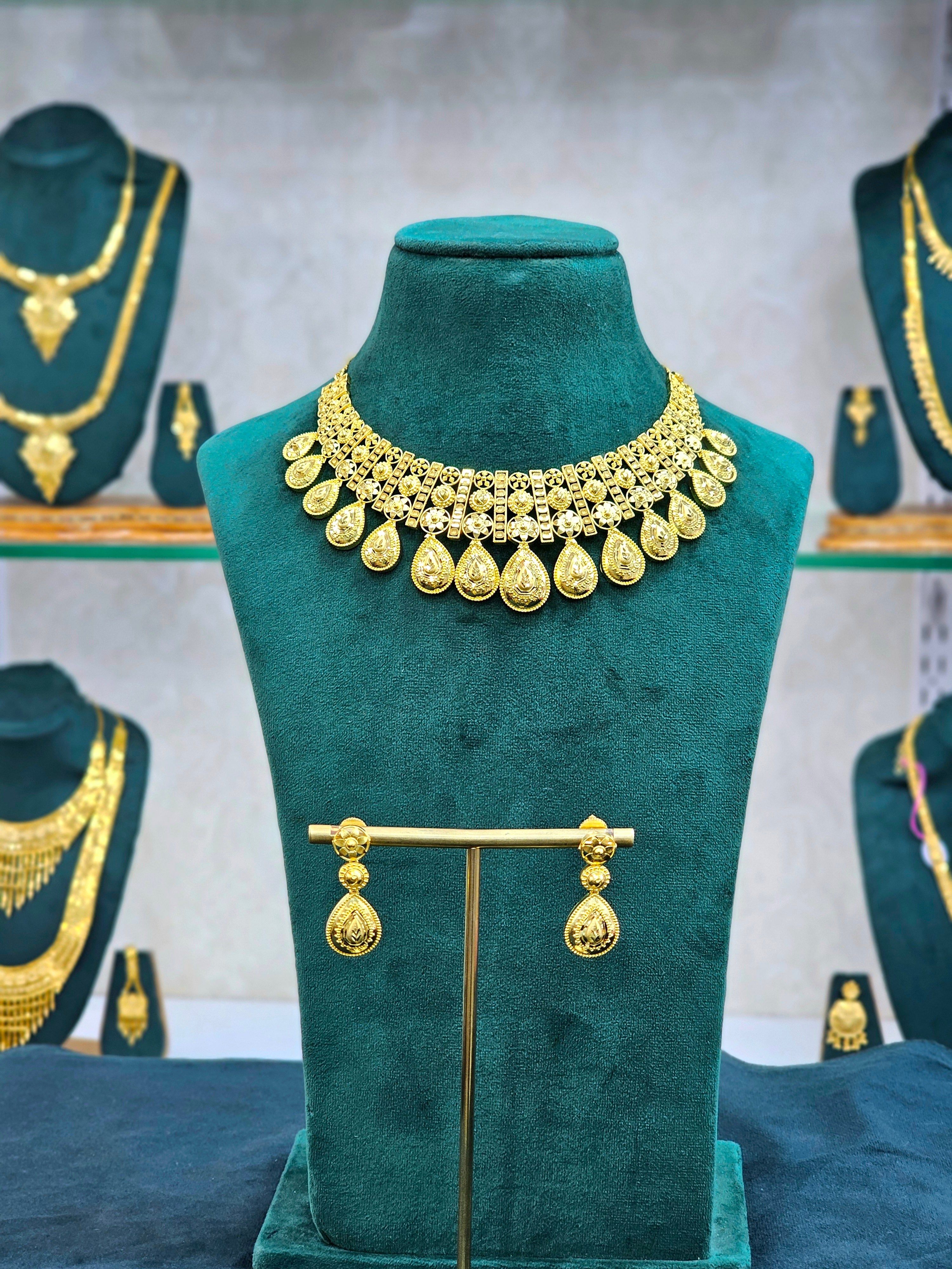 Gold forming short necklace