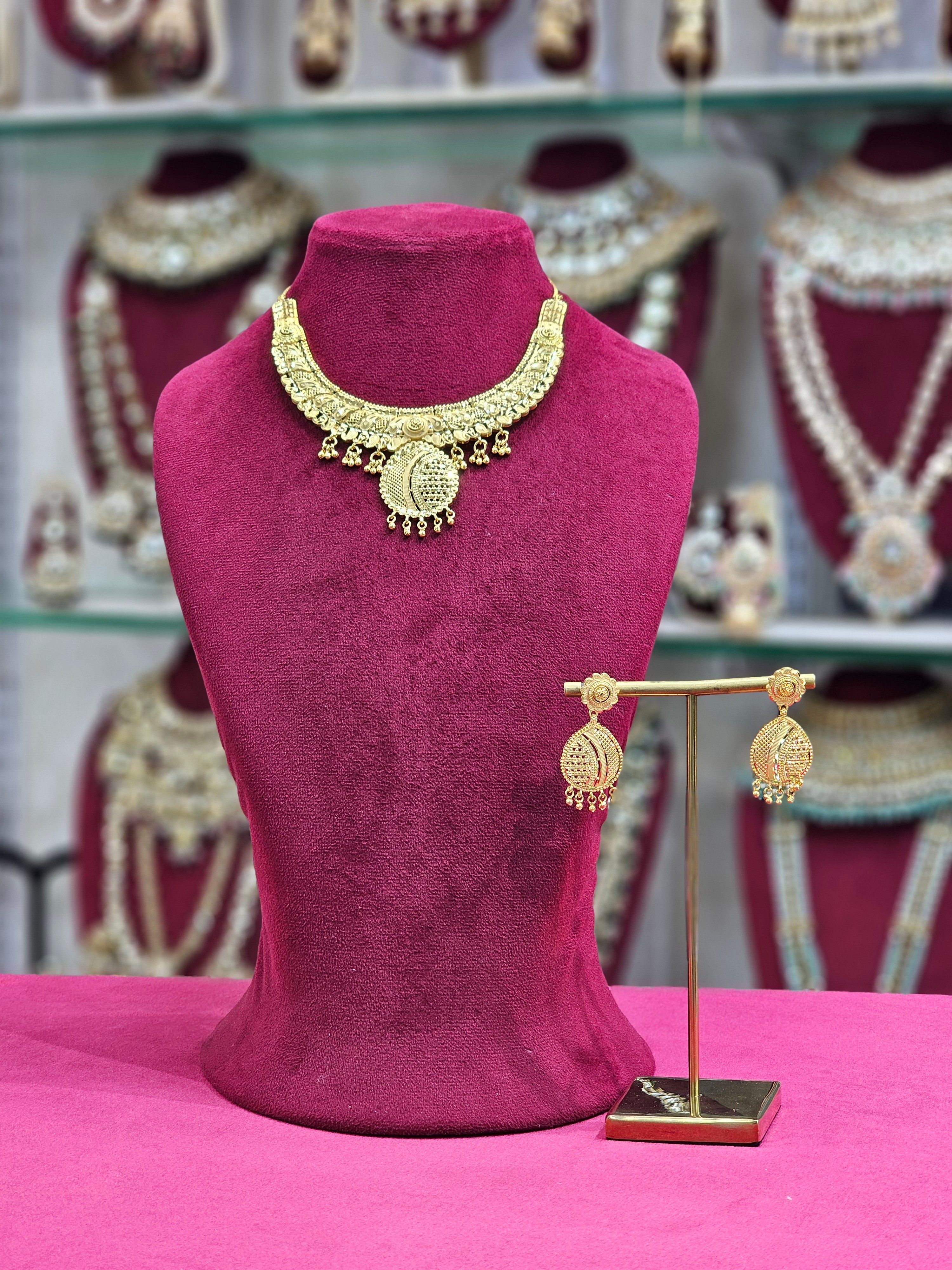 Gold Forming Short Necklace
