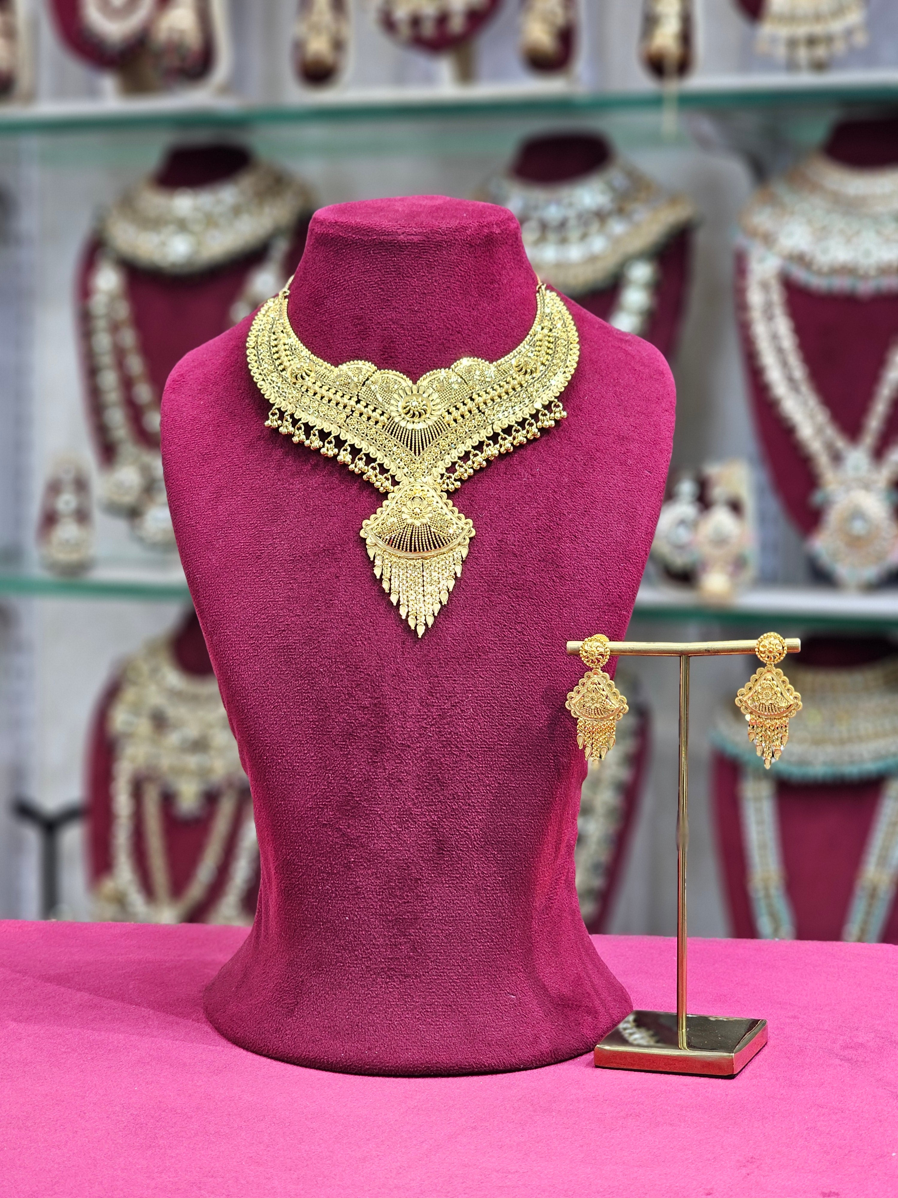 Gold Forming Short Necklace
