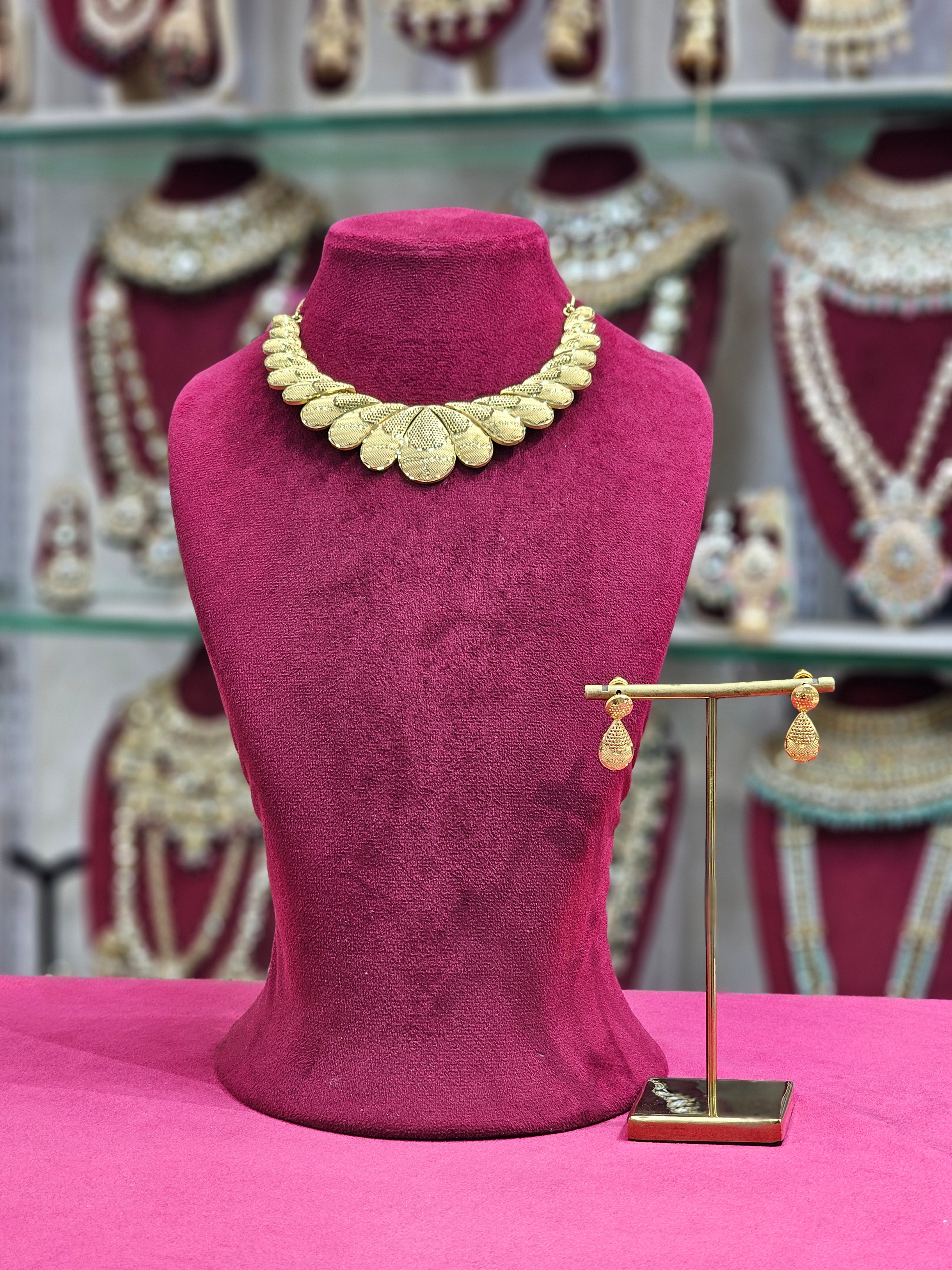 Gold Forming Short Necklace